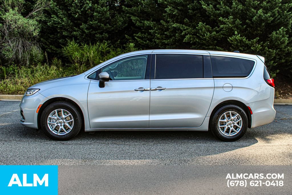 Used 2023 Chrysler Pacifica Touring-L FWD image 6
