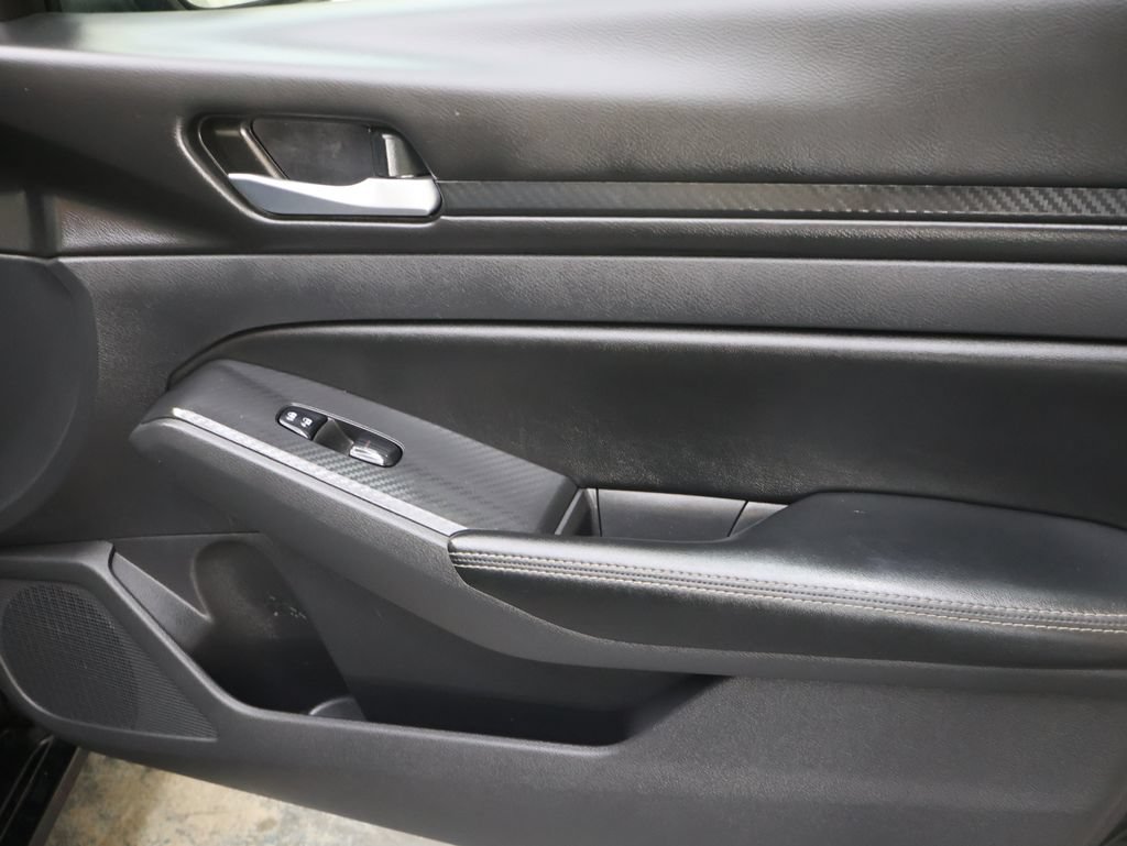 Used 2025 Nissan Altima 2.5 SV FWD image 12