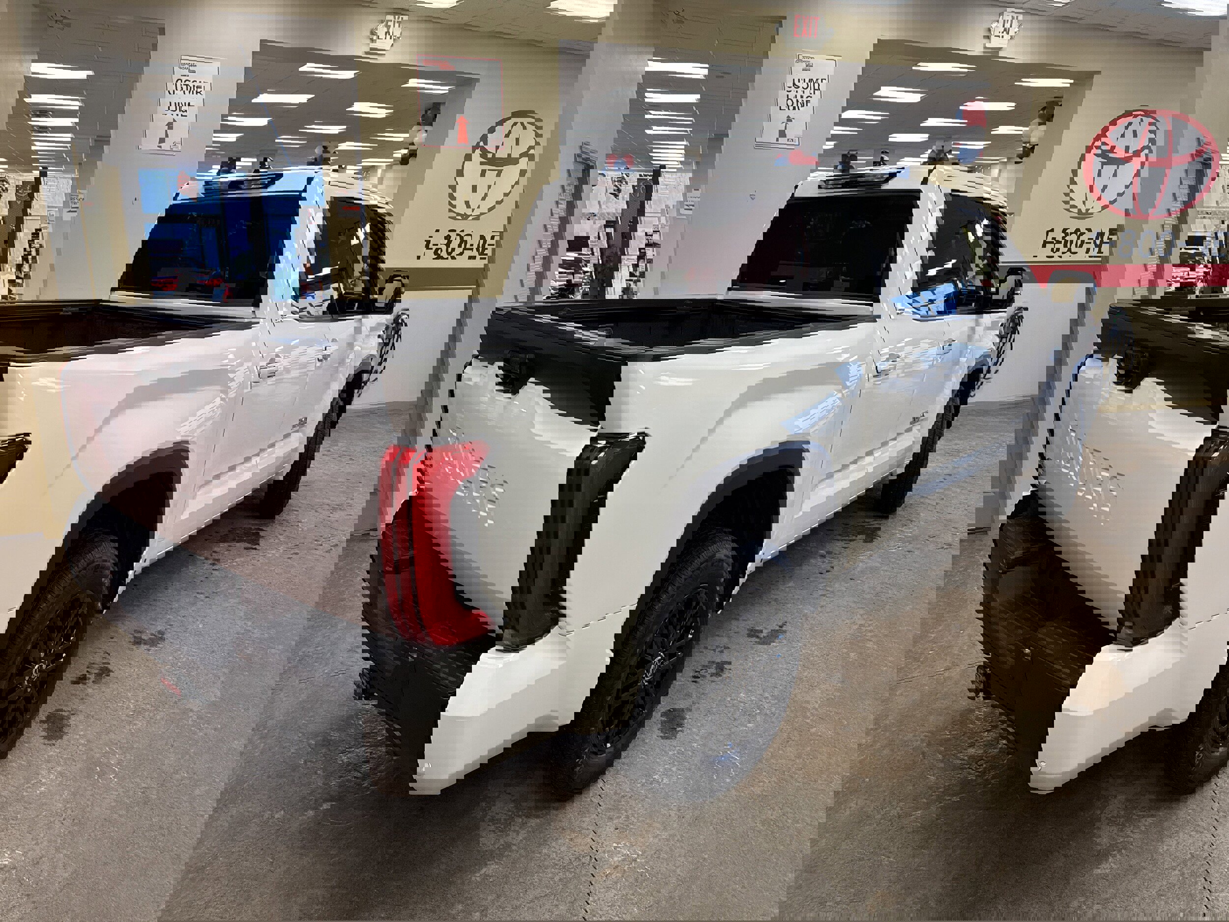 Used 2022 Toyota Tundra SR5 w/ SR5 Premium Package image 10