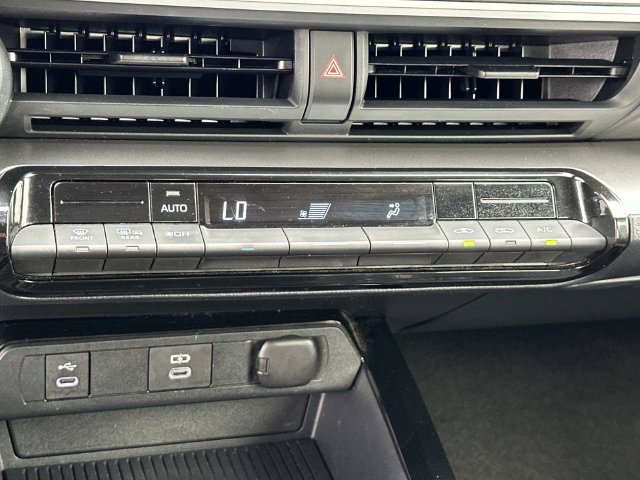 Used 2025 Toyota Prius LE FWD image 15