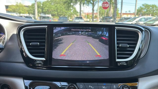 Used 2024 Chrysler Pacifica Touring-L image 24
