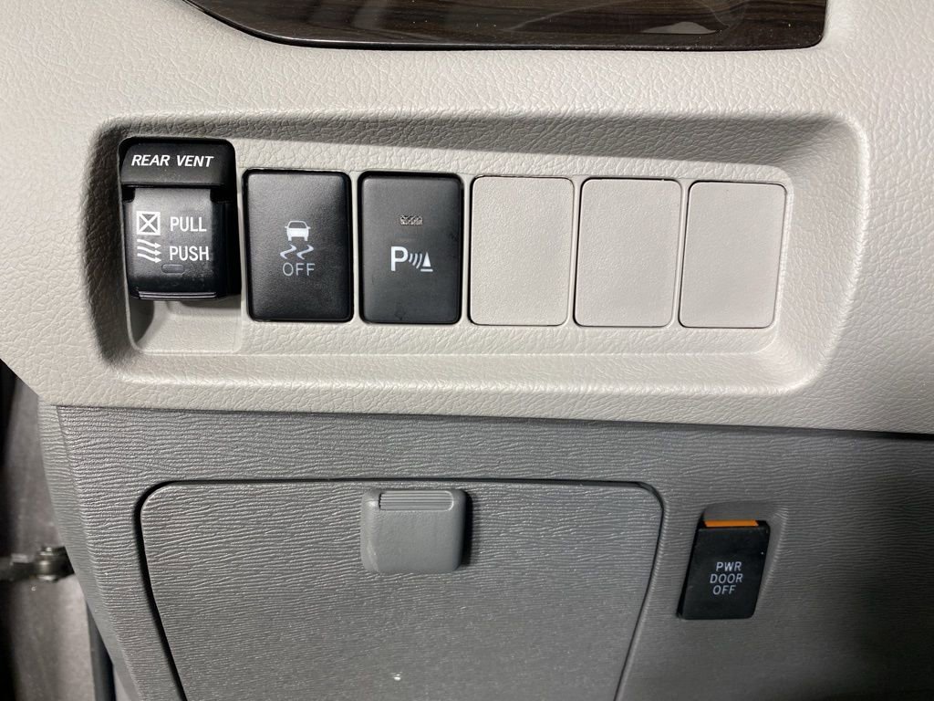 Used 2018 Toyota Sienna XLE w/ XLE Navigation Package image 20