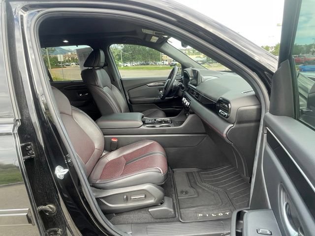 Used 2025 Honda Pilot Black Edition image 32