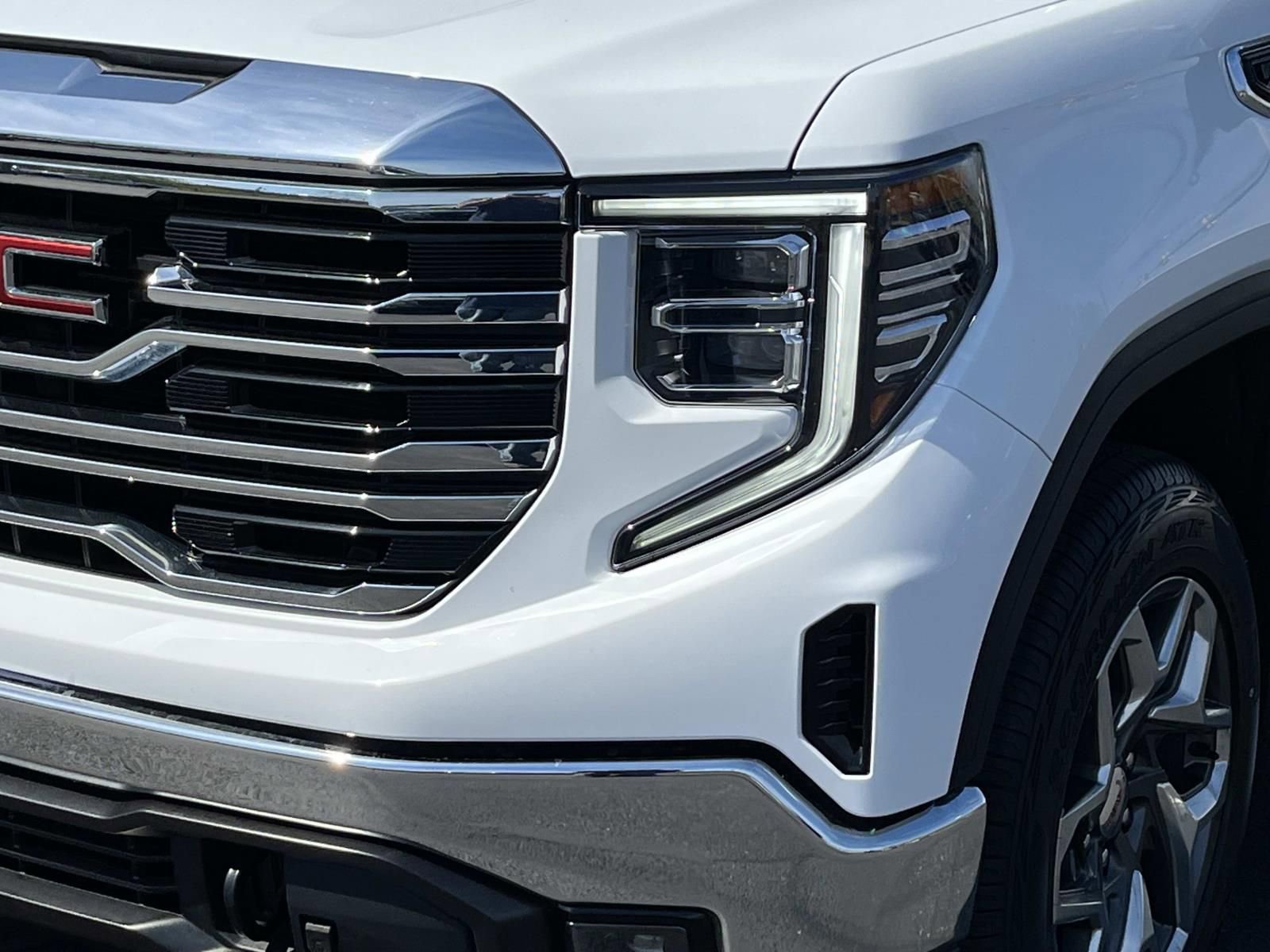 Used 2023 GMC Sierra 1500 SLT w/ SLT Premium Package AWD/4WD image 11