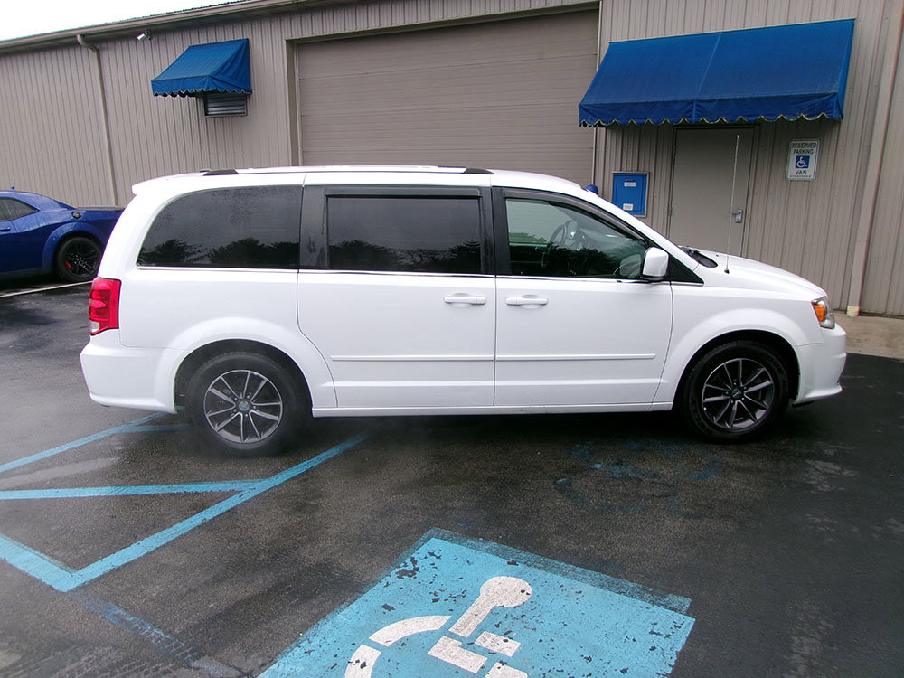 Used 2017 Dodge Grand Caravan SXT image 6