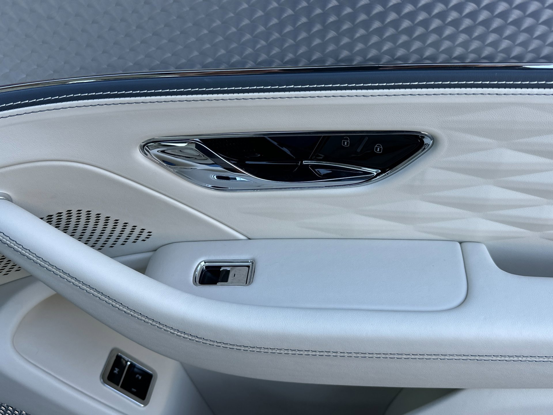 Used 2024 Bentley Flying Spur V8 image 17