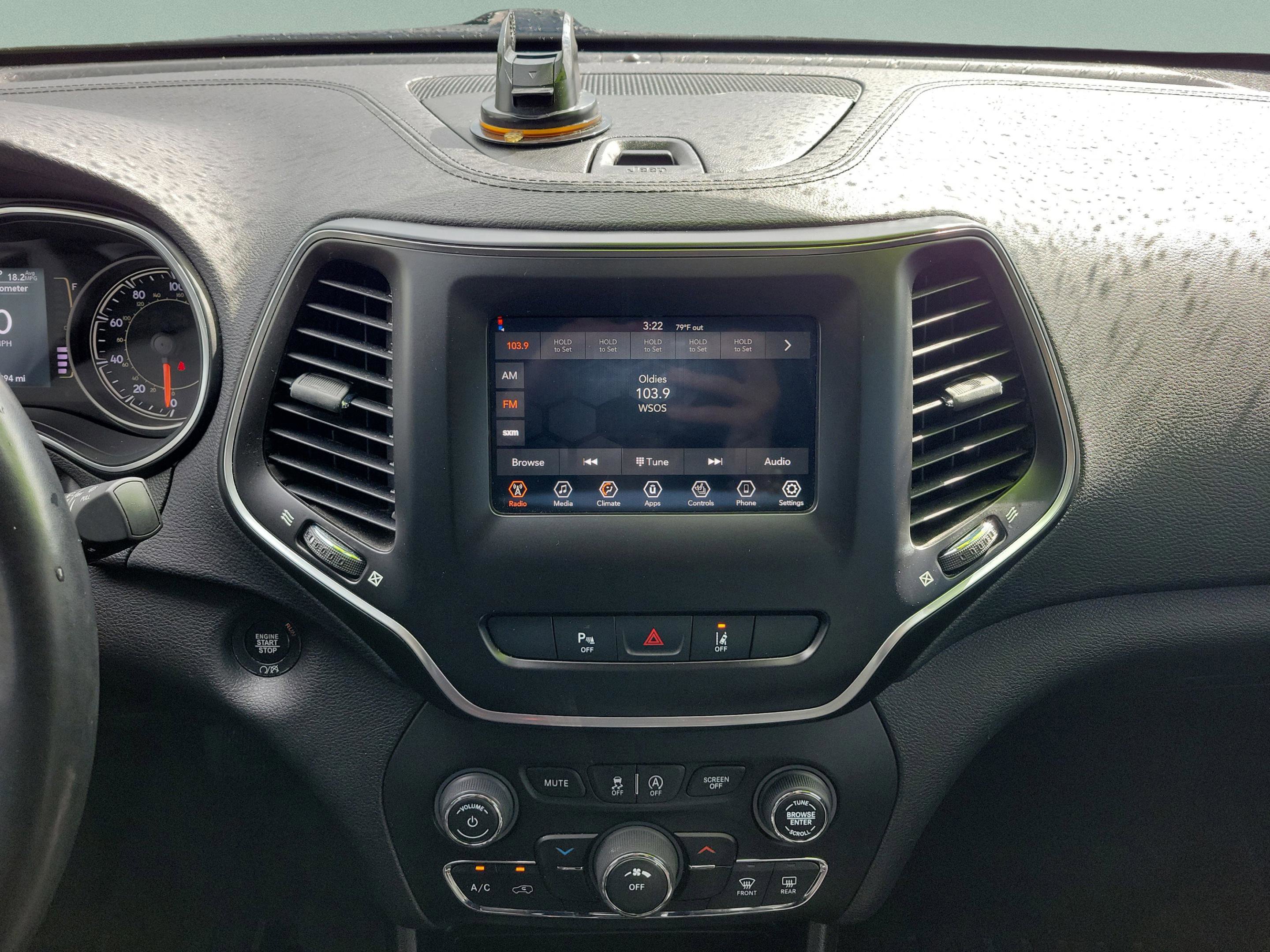 Used 2021 Jeep Cherokee Latitude Plus AWD/4WD image 13
