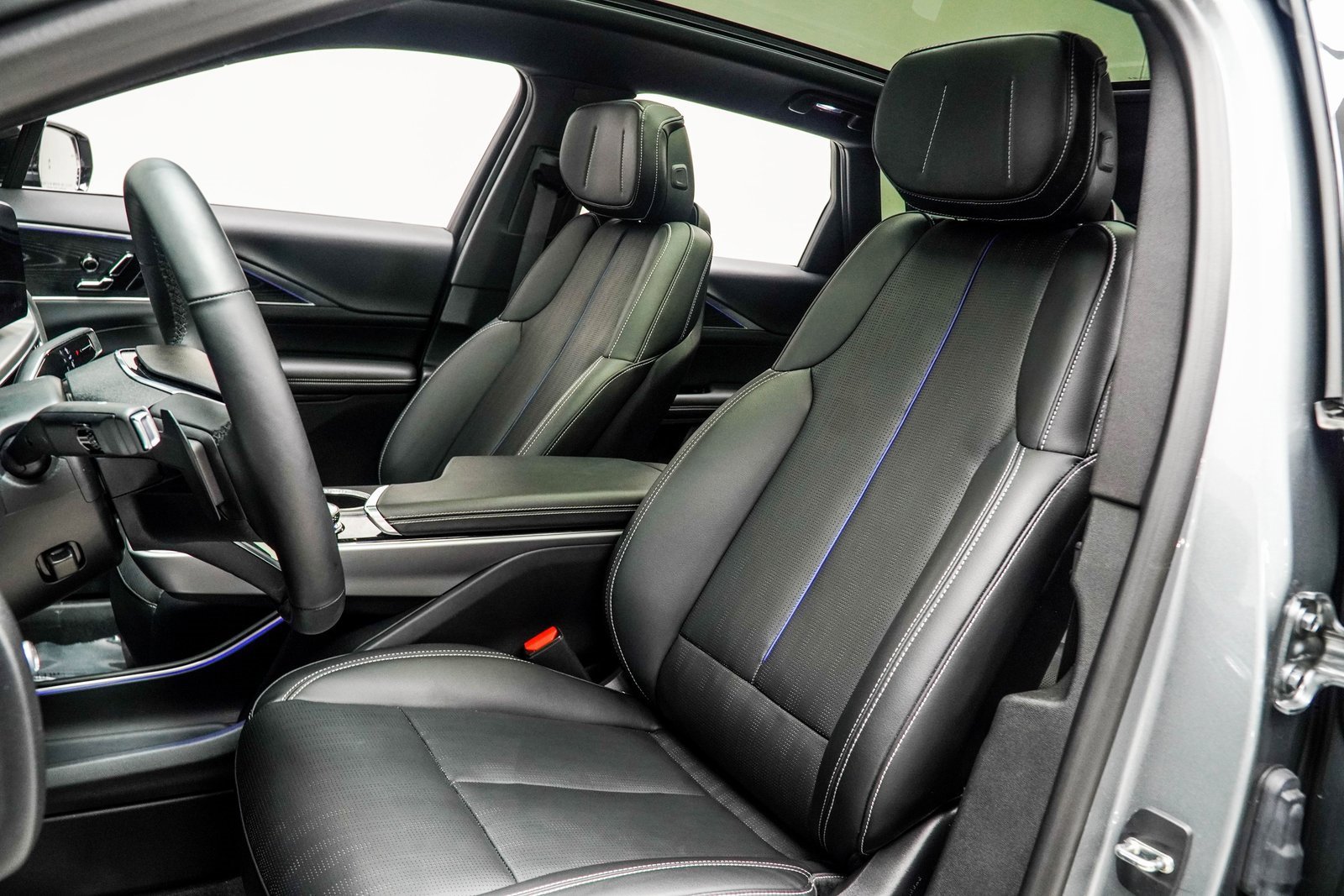 Used 2024 Cadillac Lyriq Sport w/ LPO, Floor Liner Package image 33