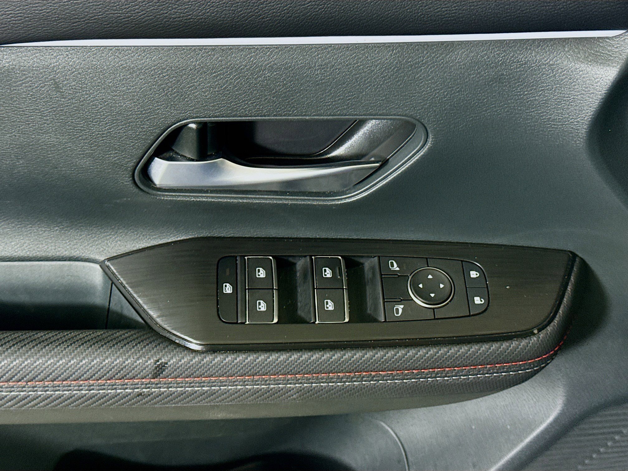 Used 2025 Nissan Kicks SR image 24