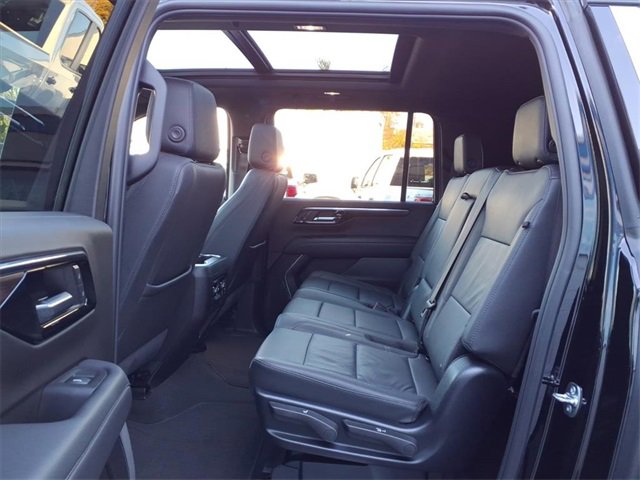 Used 2025 Chevrolet Suburban LT w/ Sun And Tow Package image 17