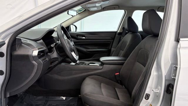 Used 2025 Nissan Altima 2.5 SV FWD image 11