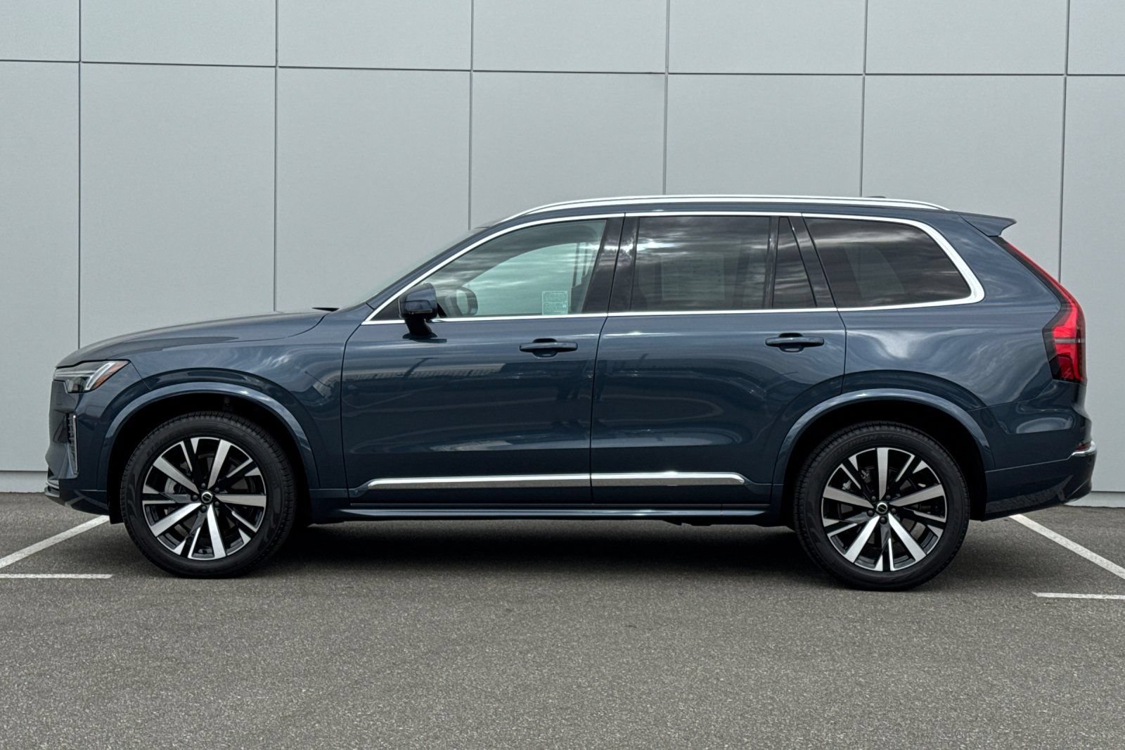 Certified 2026 Volvo XC90 B6 Core AWD/4WD image 2
