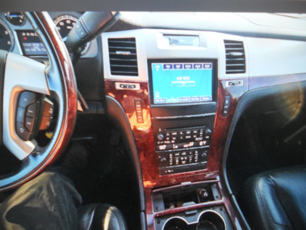 Used 2011 Cadillac Escalade Luxury image 15