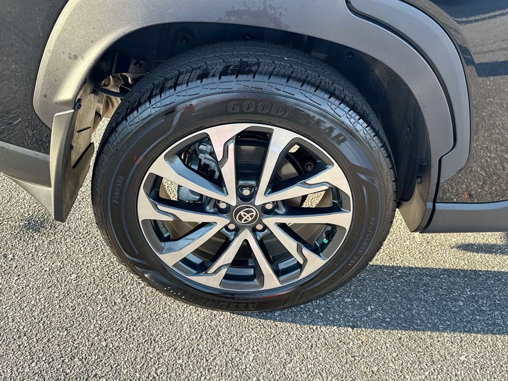 Used 2025 Toyota Corolla Cross XLE image 25