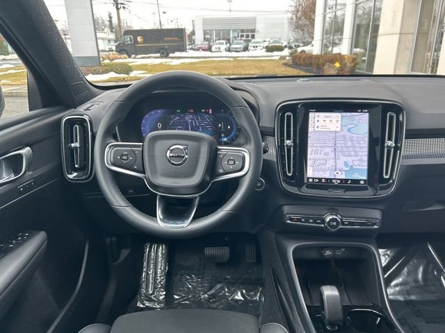Used 2025 Volvo XC40 B5 Plus image 18