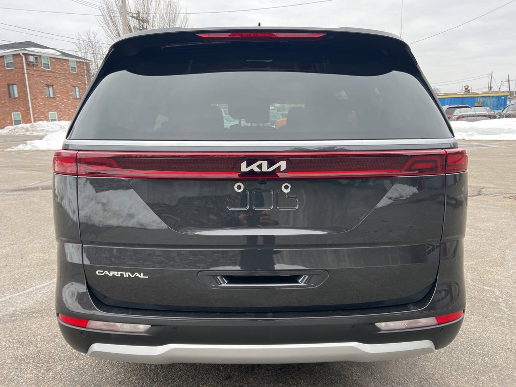 Certified 2024 Kia Carnival LX image 4
