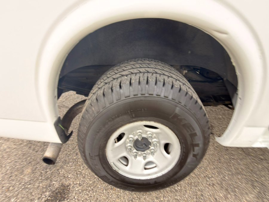 Used 2013 Chevrolet Express 2500 image 31