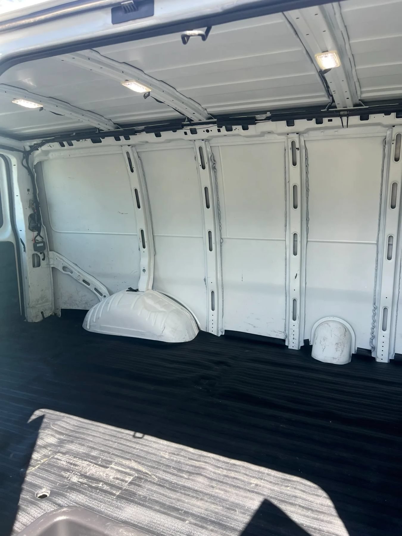 Used 2015 Chevrolet Express 2500 RWD image 11