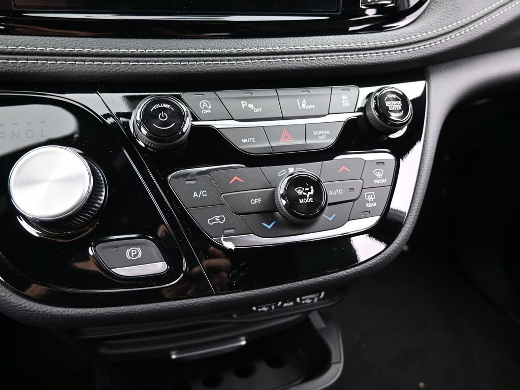 Used 2025 Chrysler Pacifica Select FWD image 19