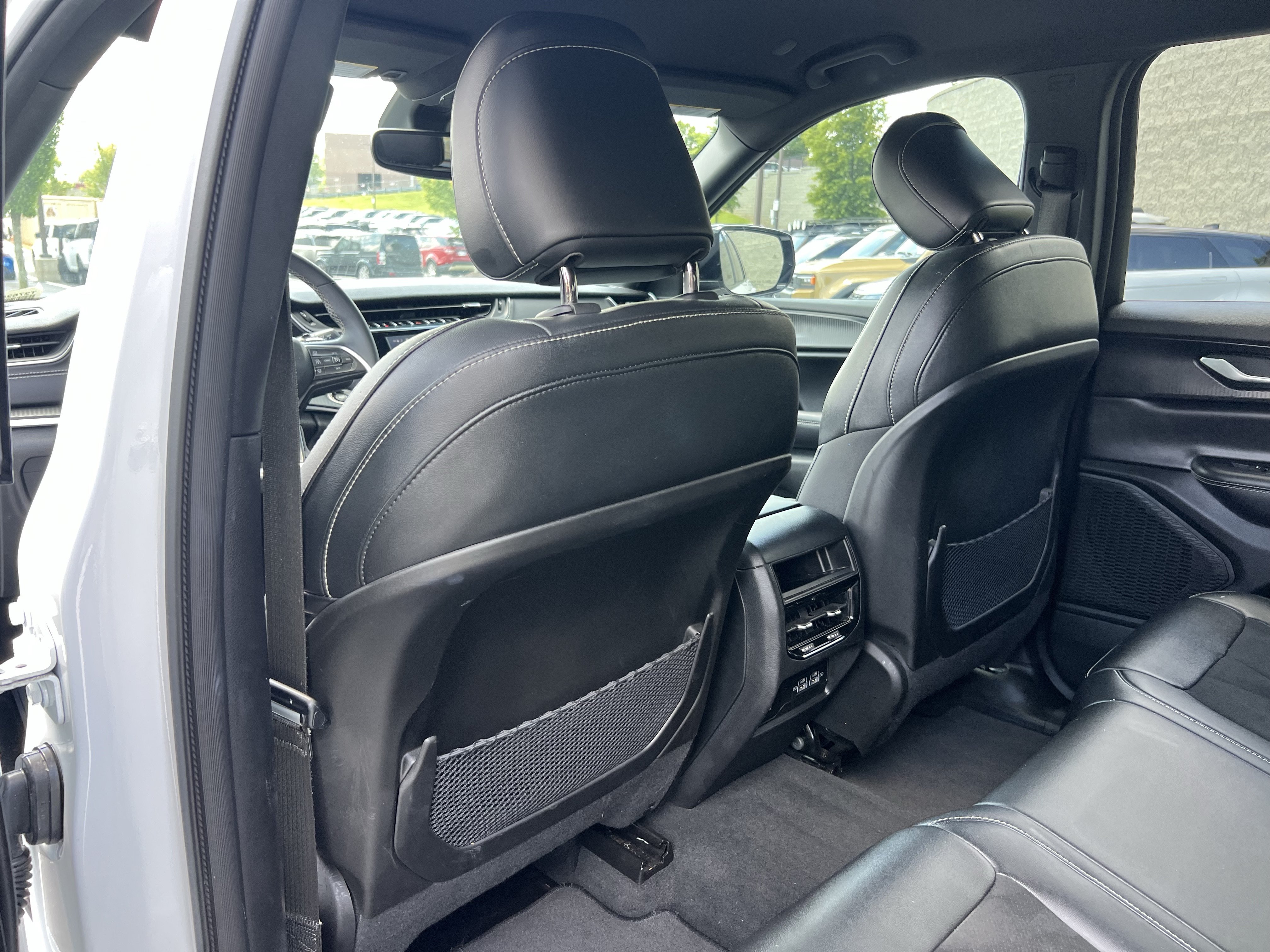 Used 2023 Jeep Grand Cherokee Altitude RWD image 28