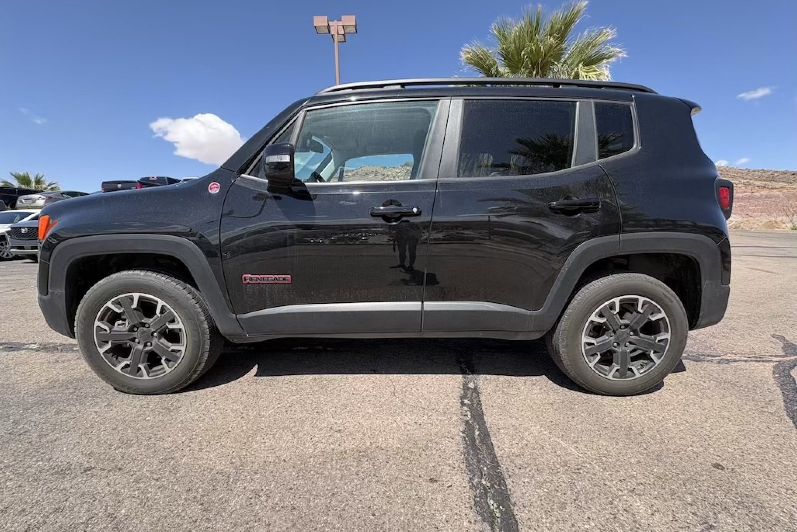 Used 2023 Jeep Renegade Trailhawk AWD/4WD image 2
