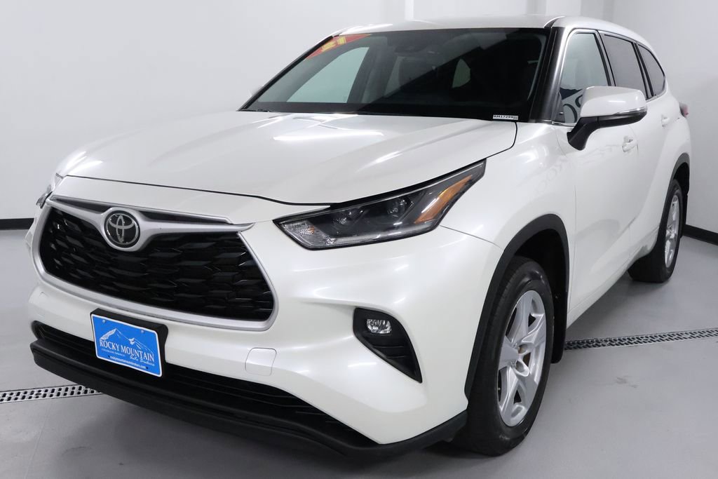 Used 2021 Toyota Highlander LE image 3