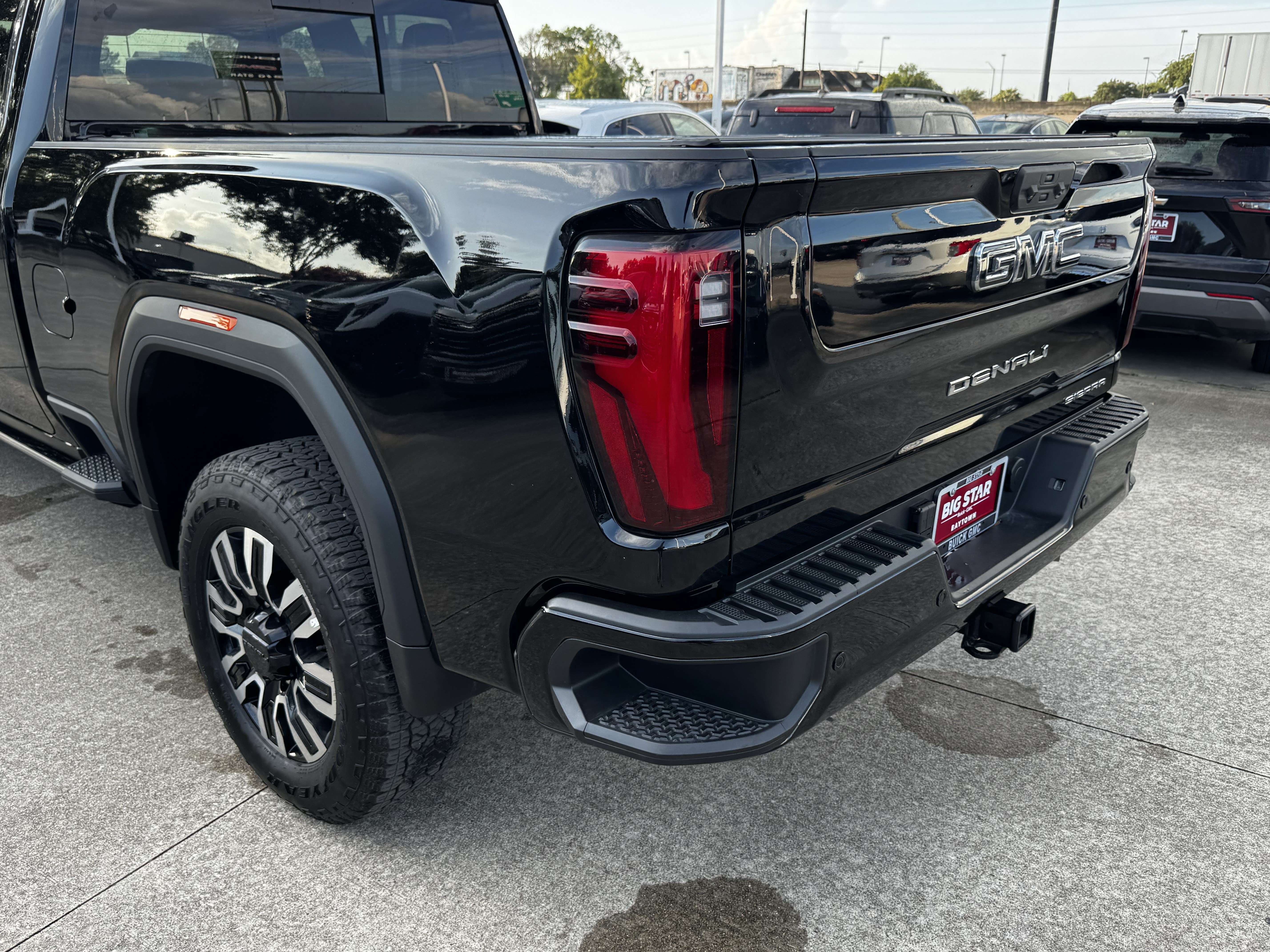 Used 2025 GMC Sierra 2500 Denali Ultimate AWD/4WD image 8