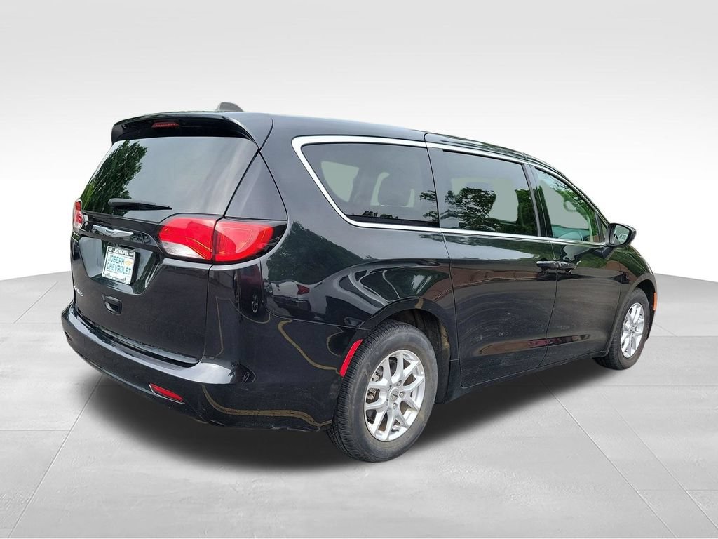 Used 2023 Chrysler Voyager LX FWD image 4