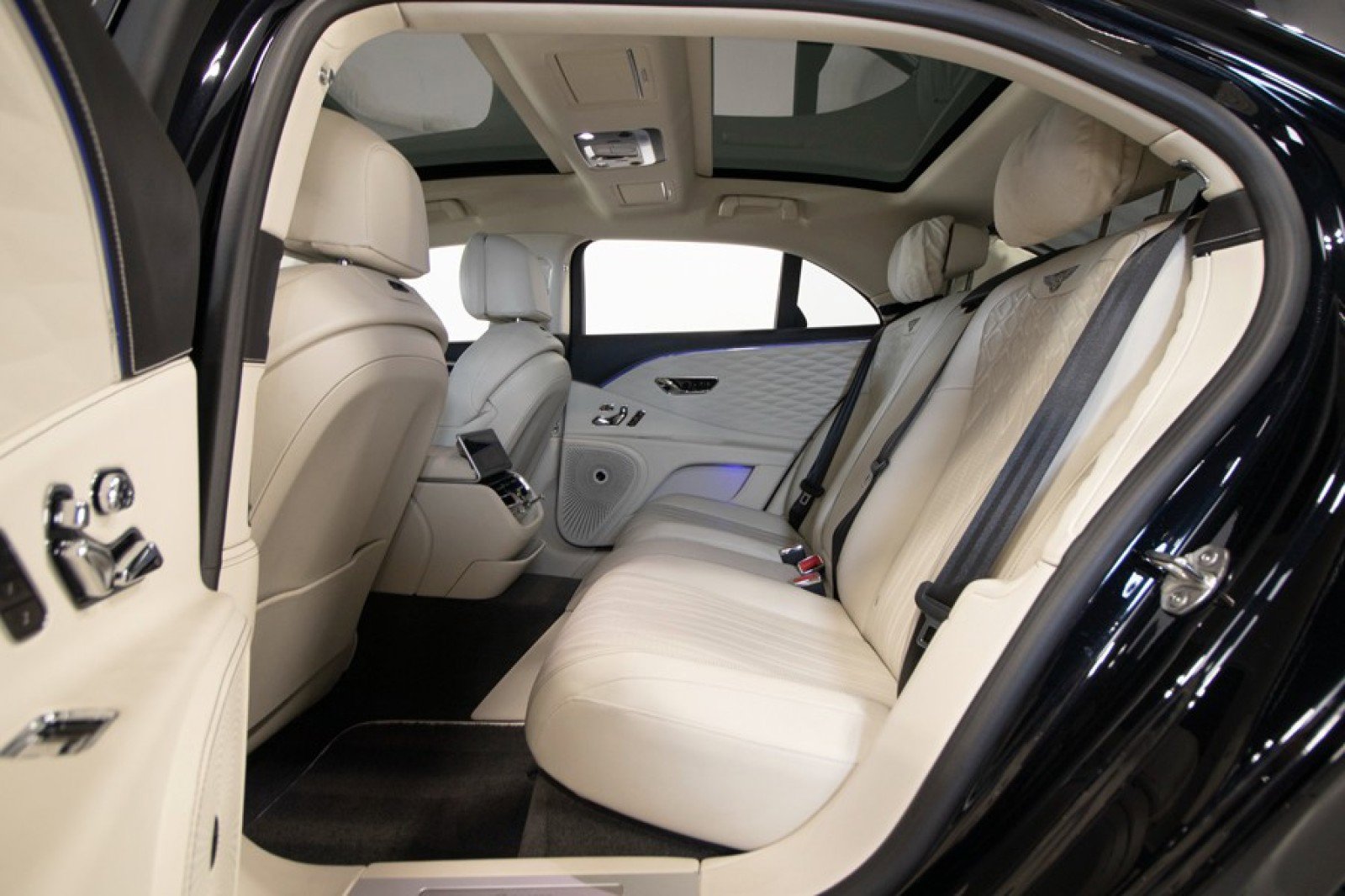 Used 2023 Bentley Flying Spur Azure image 43