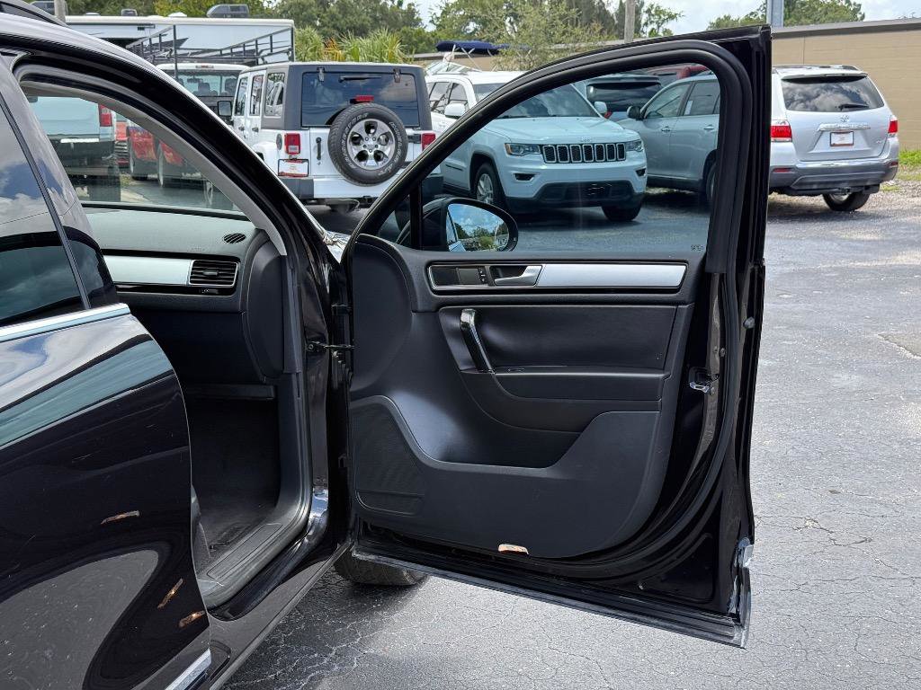 Used 2015 Volkswagen Touareg Sport image 15