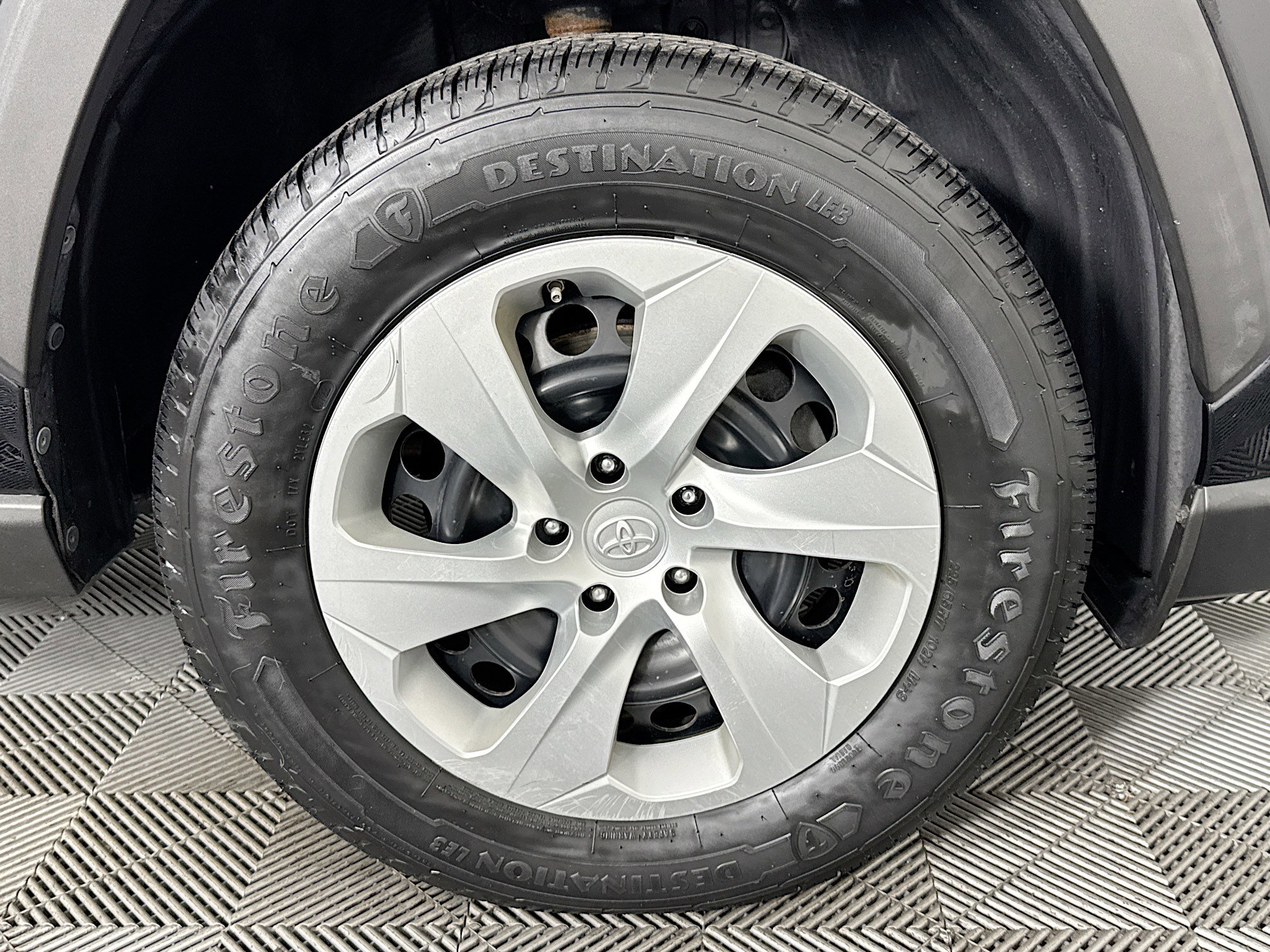 Used 2019 Toyota RAV4 LE FWD image 30