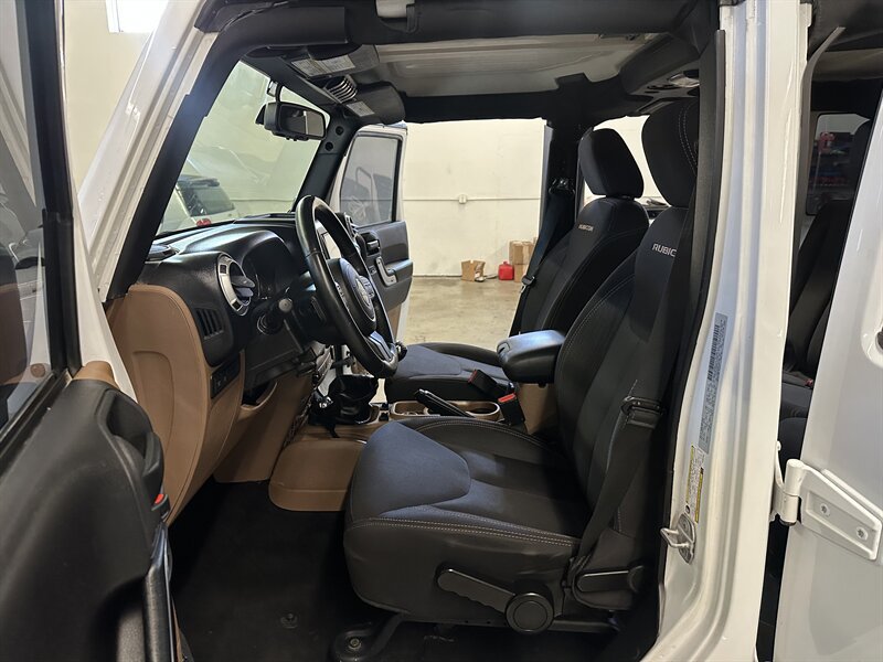Used 2015 Jeep Wrangler Unlimited Rubicon w/ Connectivity Group AWD/4WD image 16