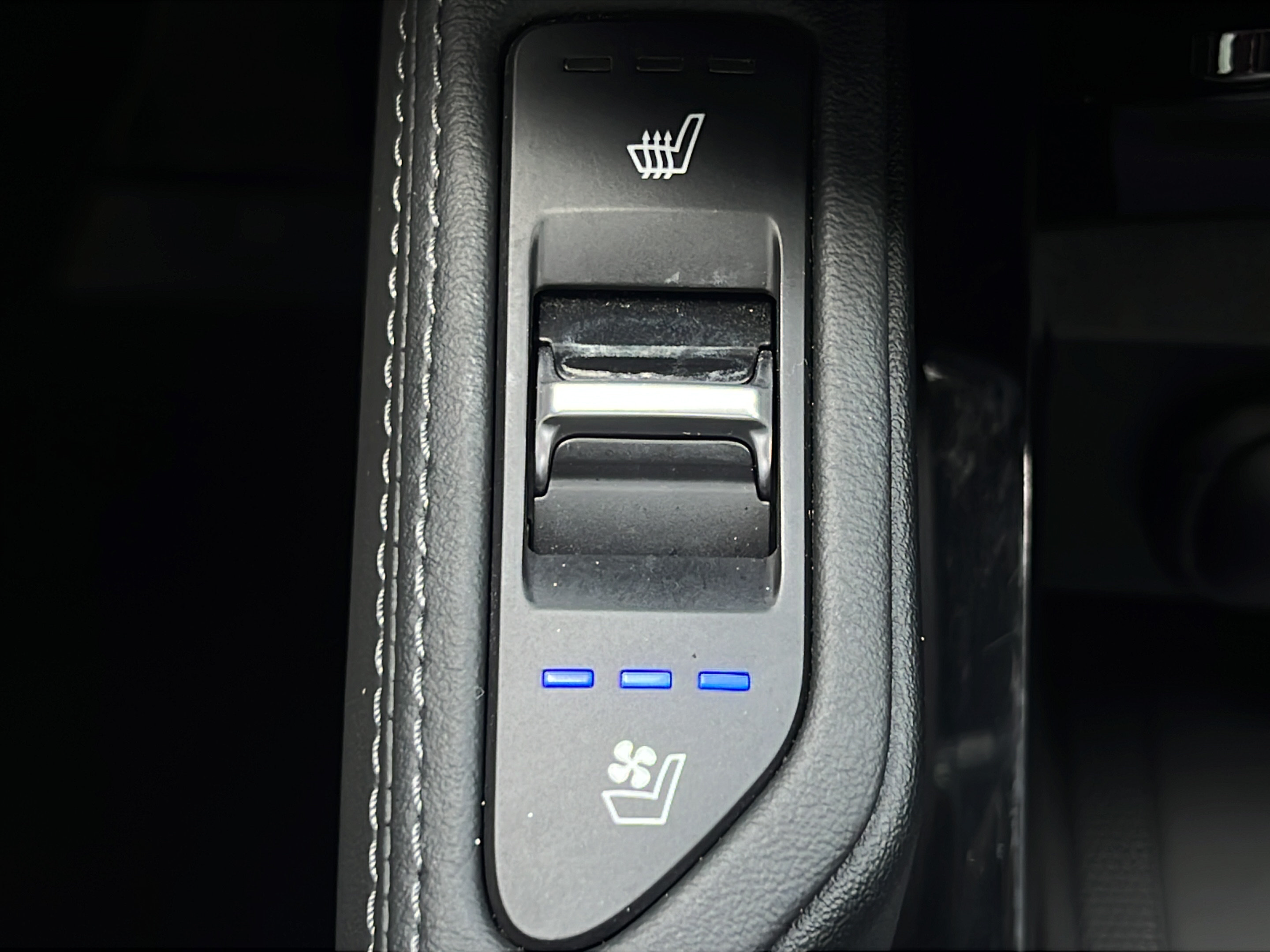 Certified 2023 Kia Telluride EX w/ EX Captain's Chair Package FWD image 19