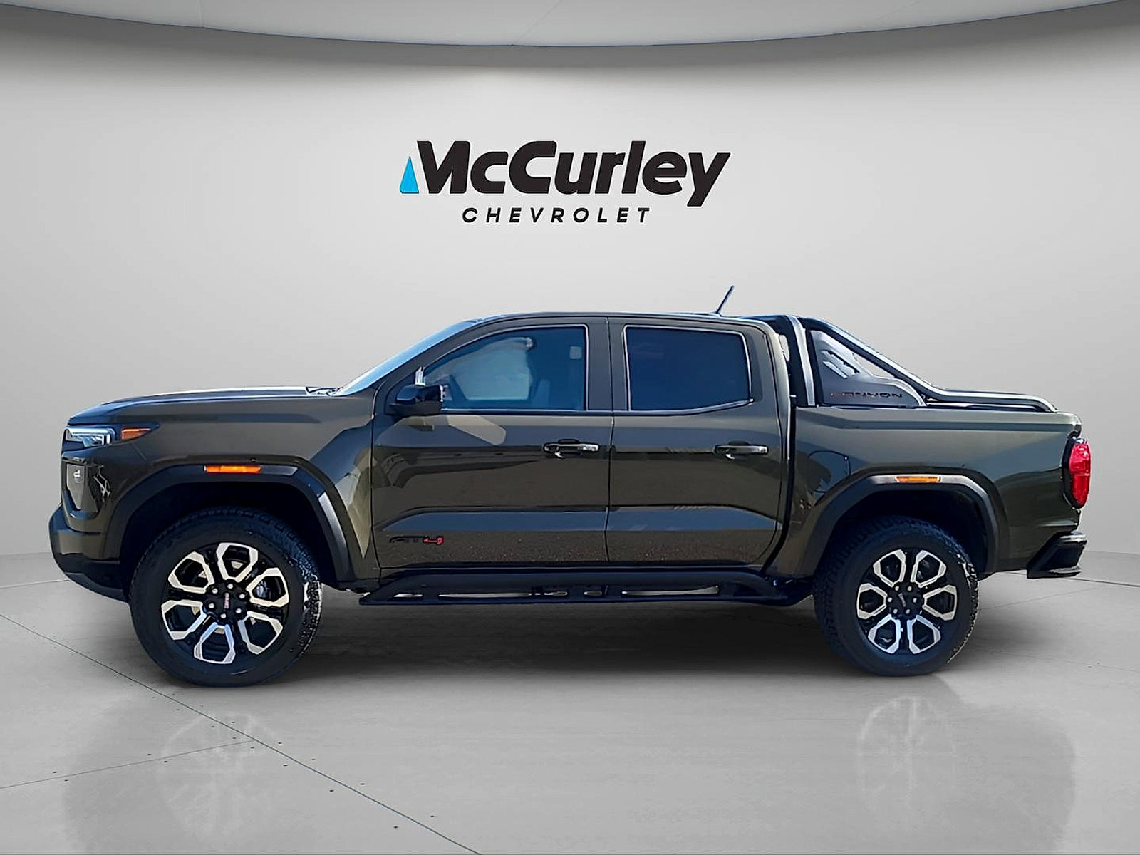Used 2025 GMC Canyon AT4 w/ Nightfall Edition AWD/4WD image 4