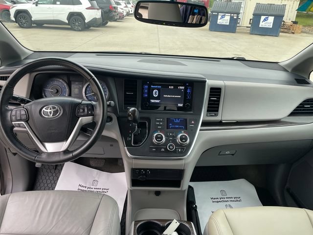 Used 2017 Toyota Sienna XLE FWD image 22