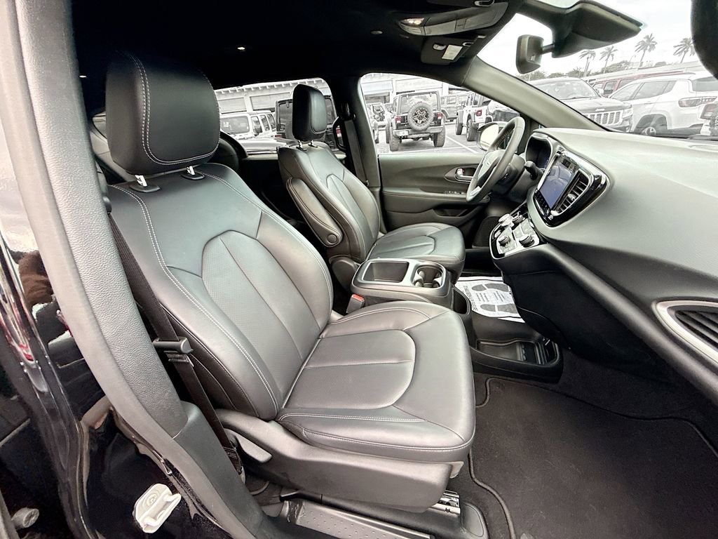 Used 2026 Chrysler Pacifica Select image 33