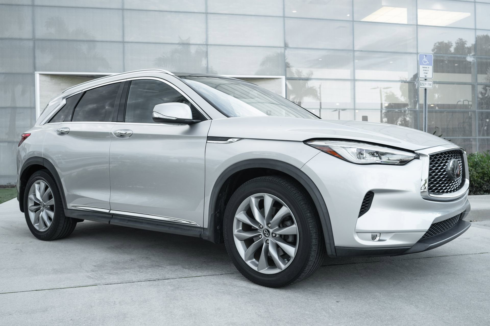 Used 2019 INFINITI QX50 Luxe w/ Navigation Package image 2