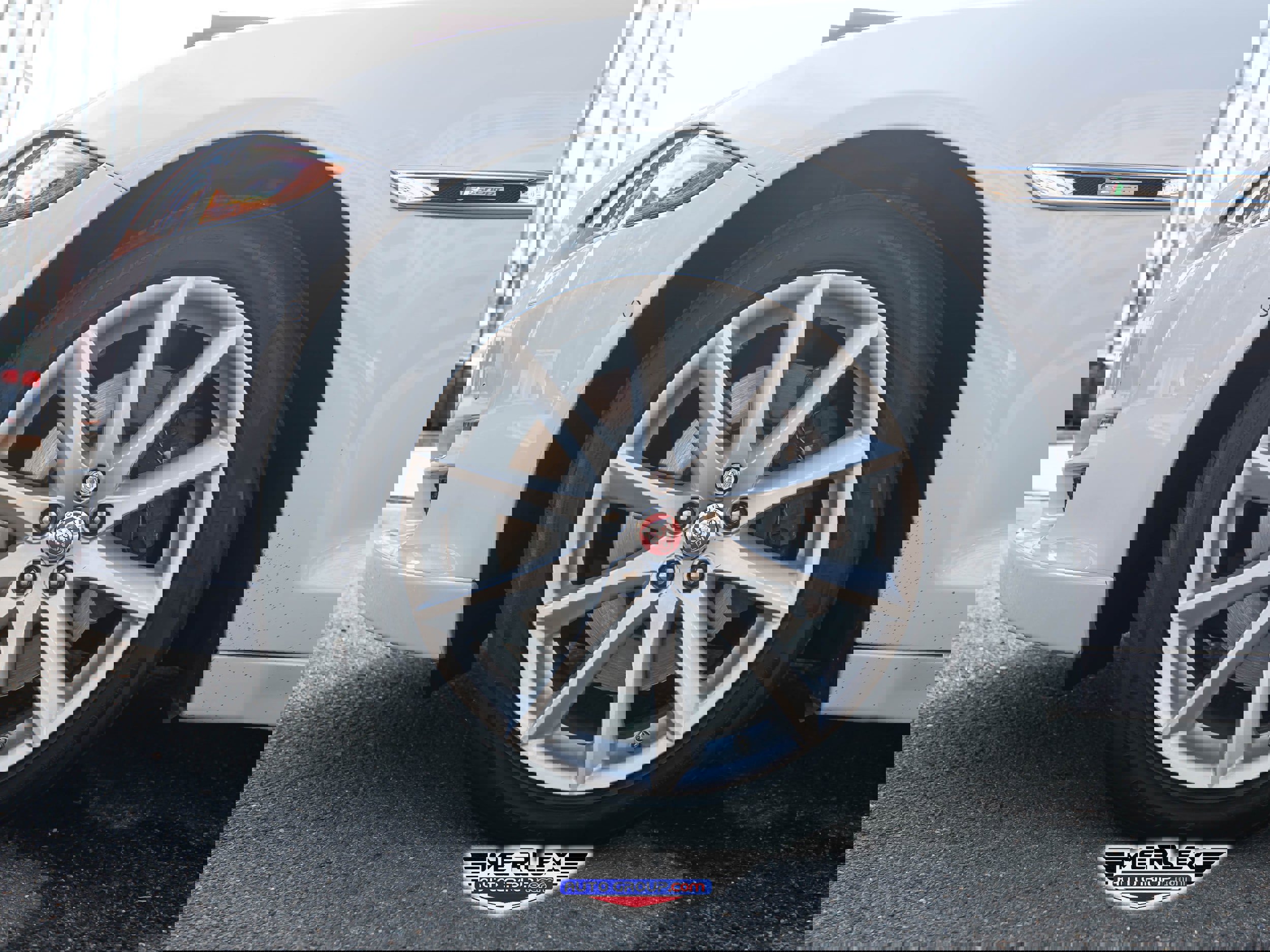 Used 2019 Jaguar XJ R-Sport image 9