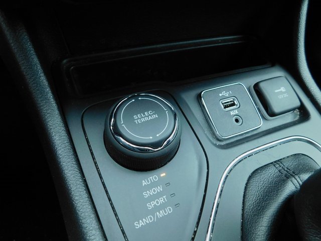 Used 2019 Jeep Cherokee Latitude Plus w/ Cold Weather Group image 12