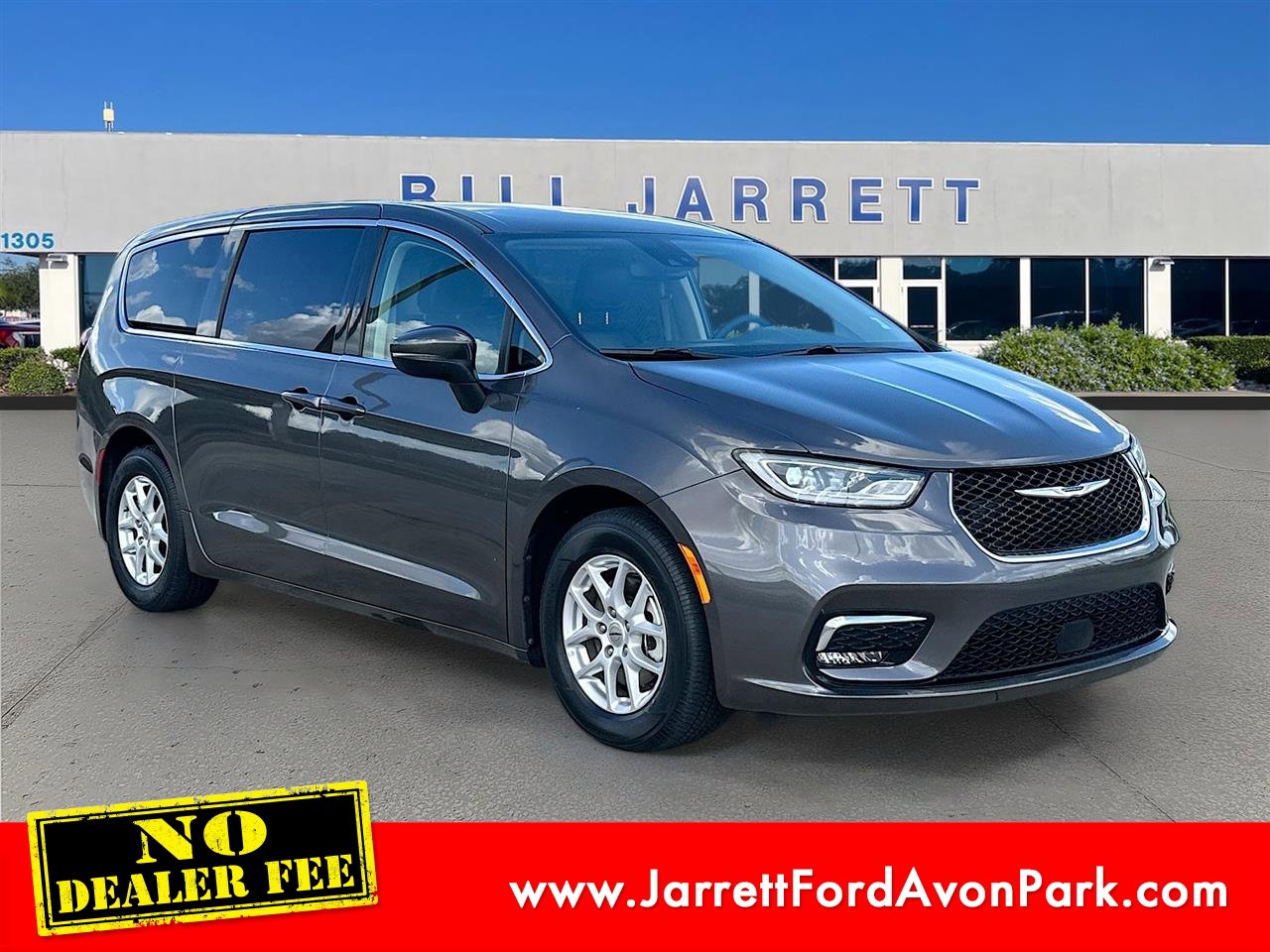 Used 2023 Chrysler Pacifica Touring-L image 1
