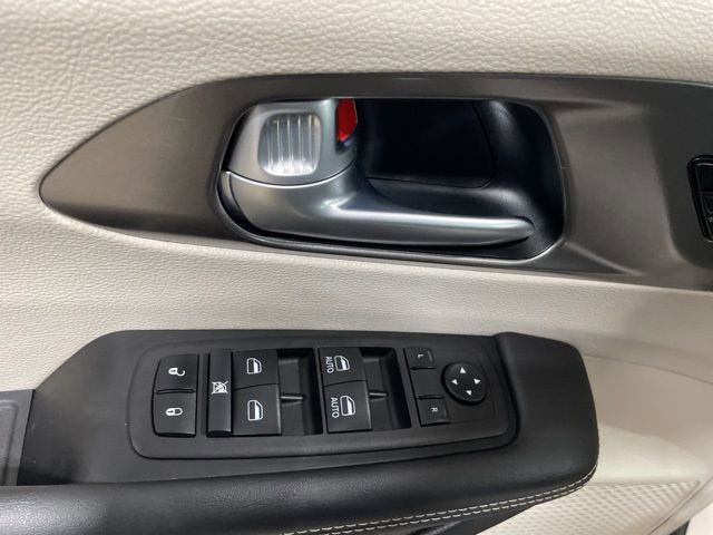 Used 2024 Chrysler Pacifica Touring-L image 13