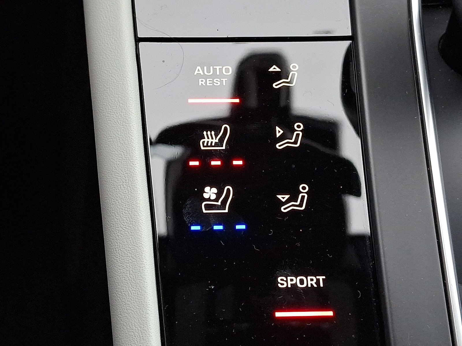 Certified 2026 Porsche Macan AWD/4WD image 24