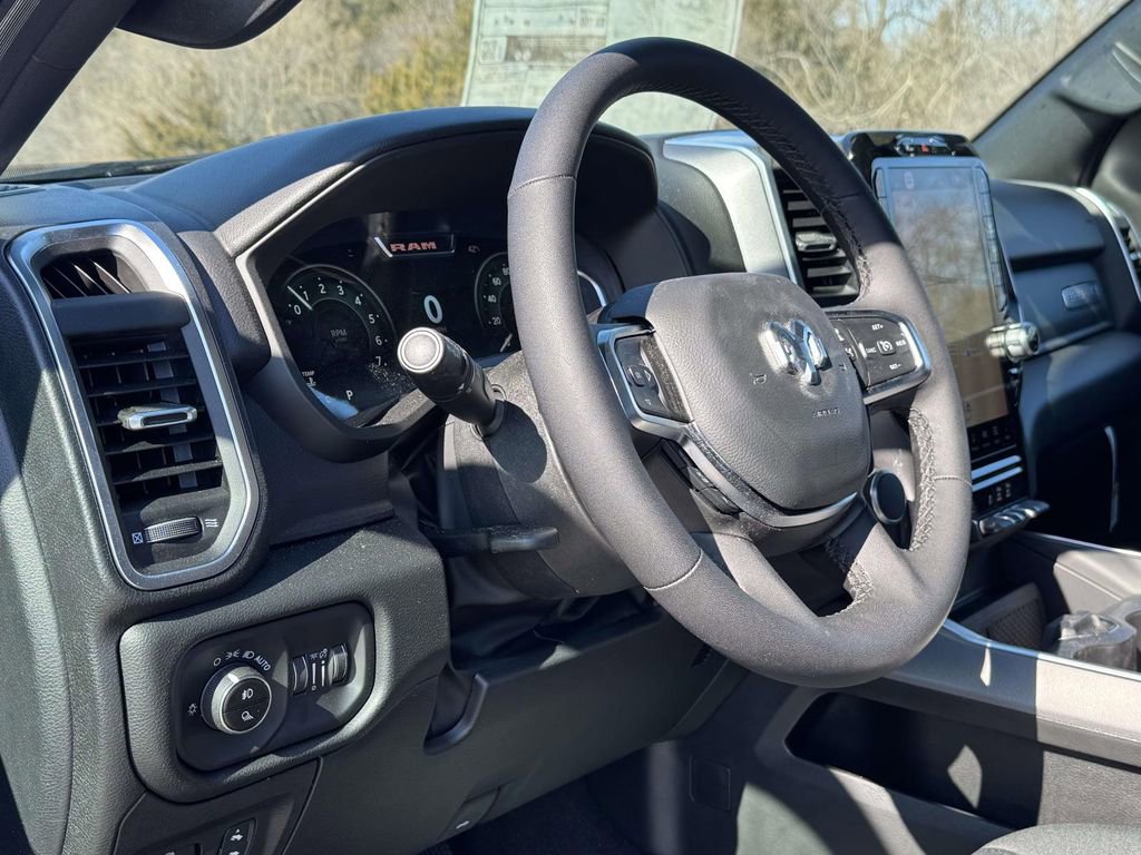 New 2026 RAM 1500 4x4 Crew Cab image 3