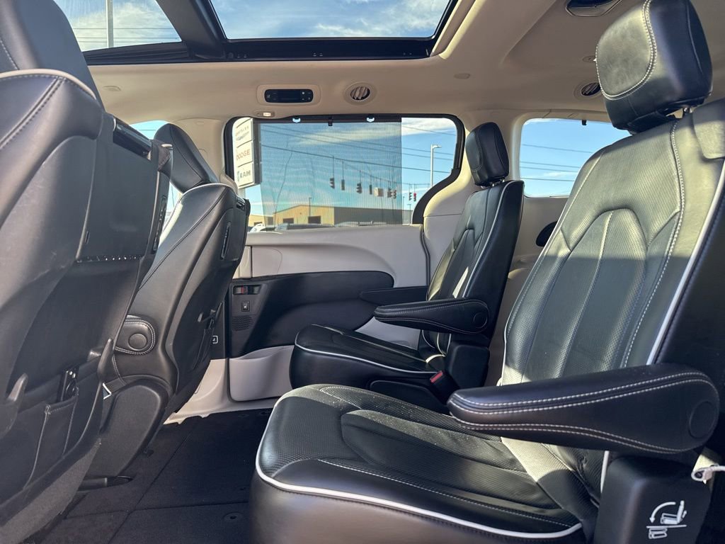 Used 2022 Chrysler Pacifica Limited w/ Uconnect Theater Family Group image 25