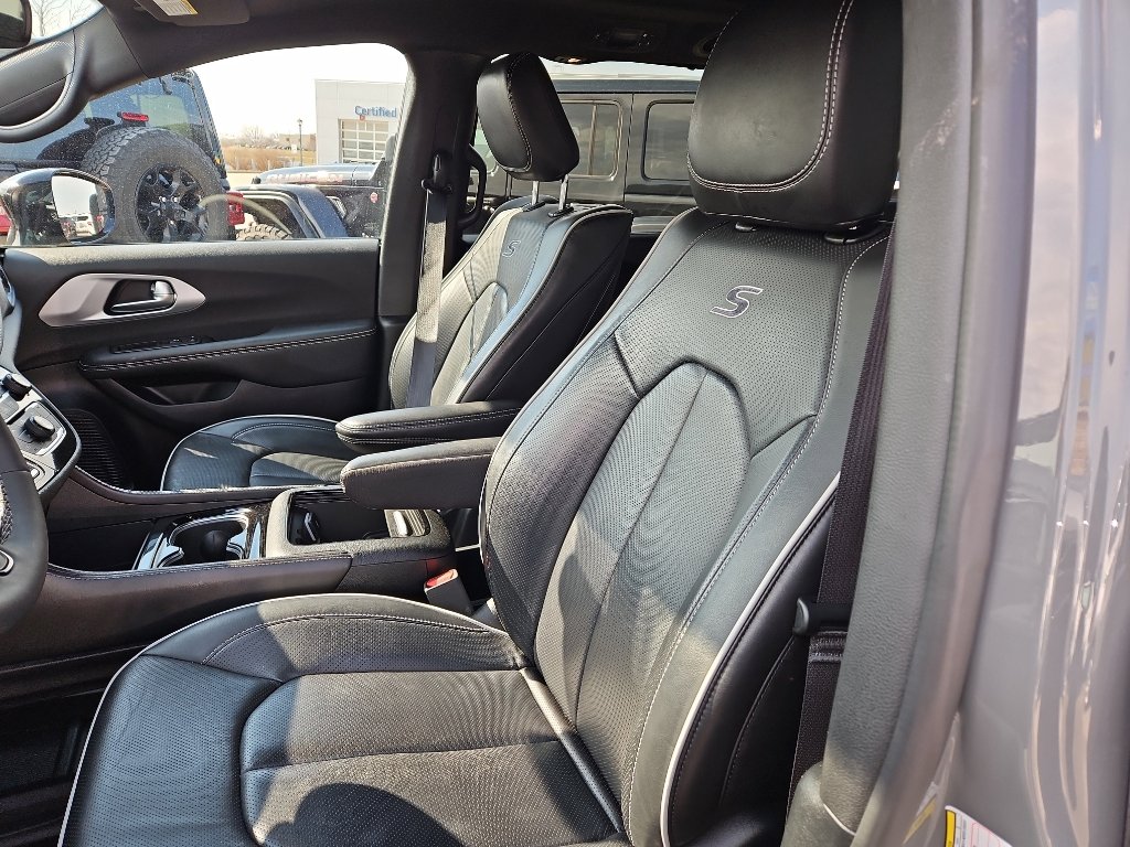 Used 2025 Chrysler Pacifica Limited w/ Uconnect Theater Family Group image 8