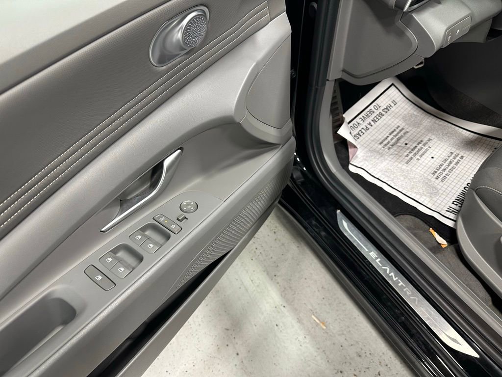 Used 2025 Hyundai Elantra Sport image 9