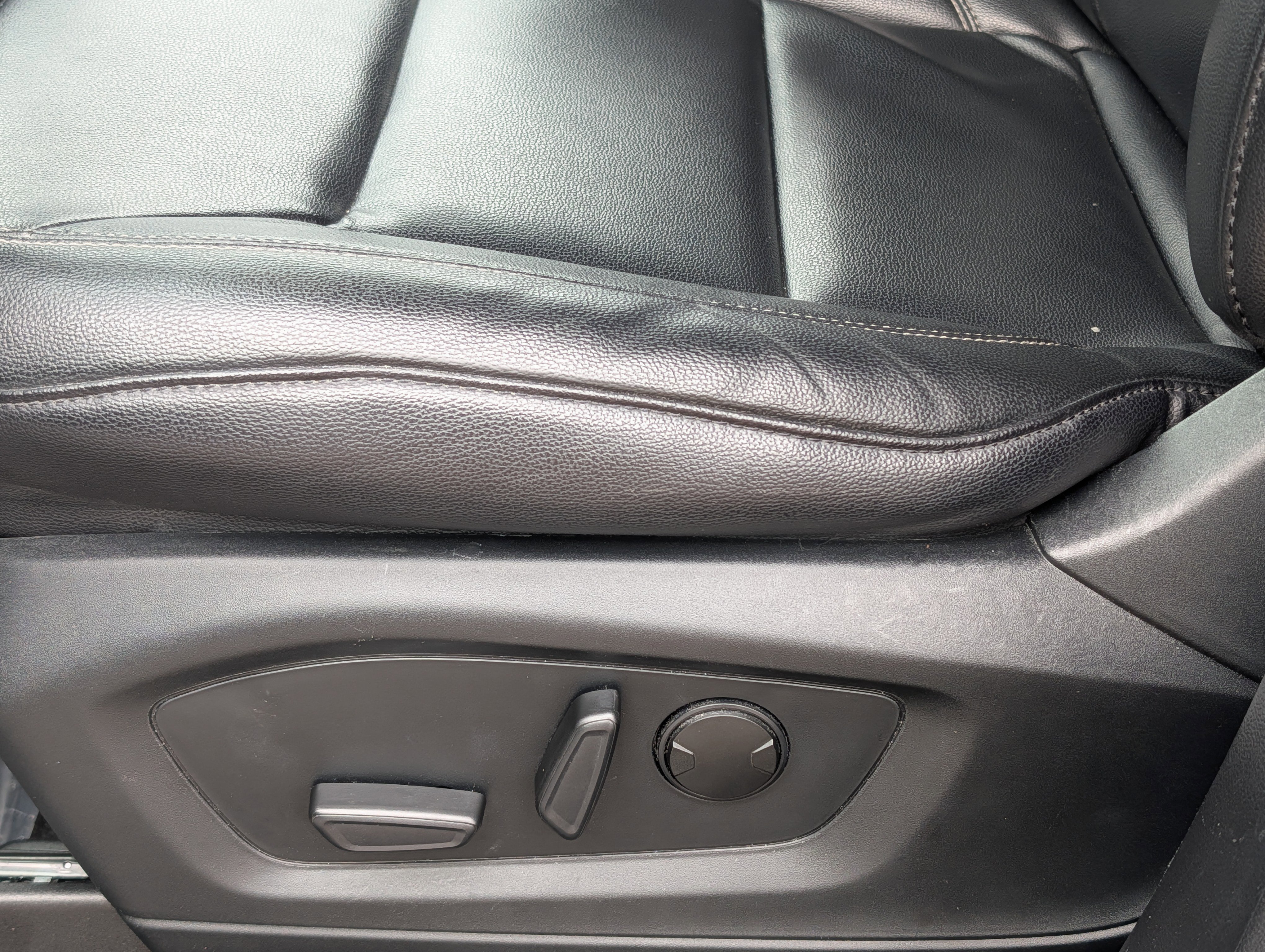 Used 2020 Ford Explorer XLT w/ Equipment Group 202A image 8