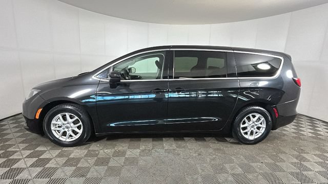 Used 2022 Chrysler Voyager LX FWD image 5