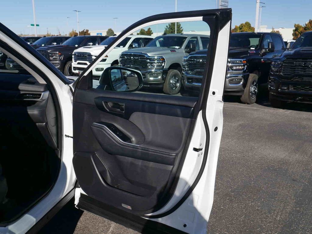 Used 2024 Toyota Highlander LE image 21