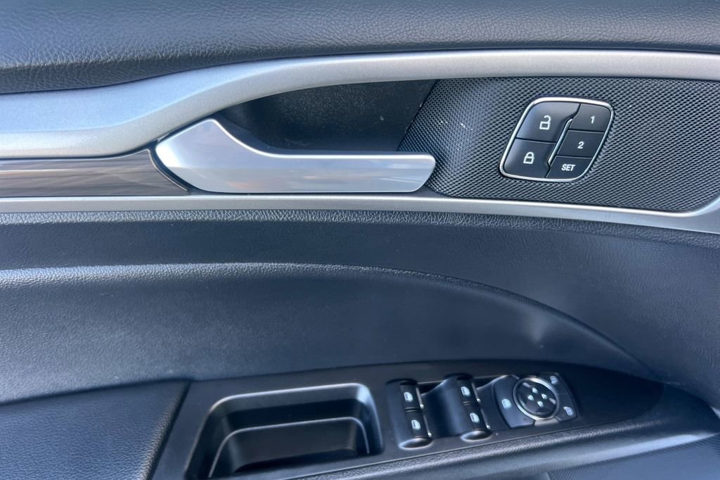 Used 2020 Ford Fusion SEL FWD image 13